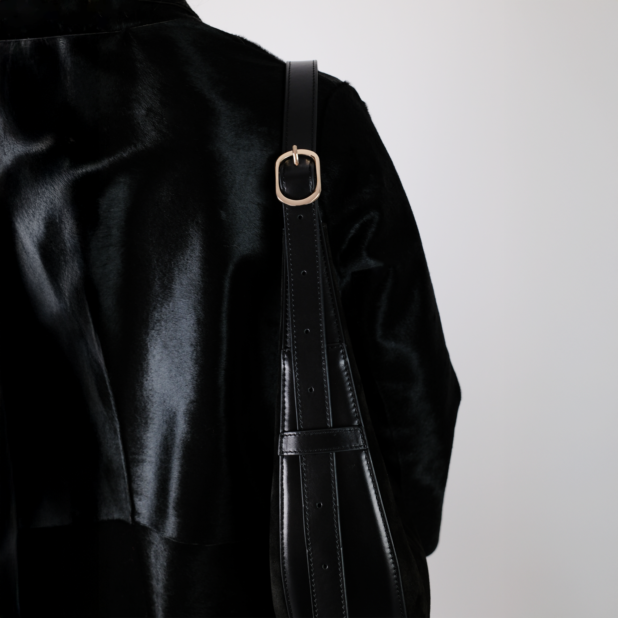 J01 Leather in Black