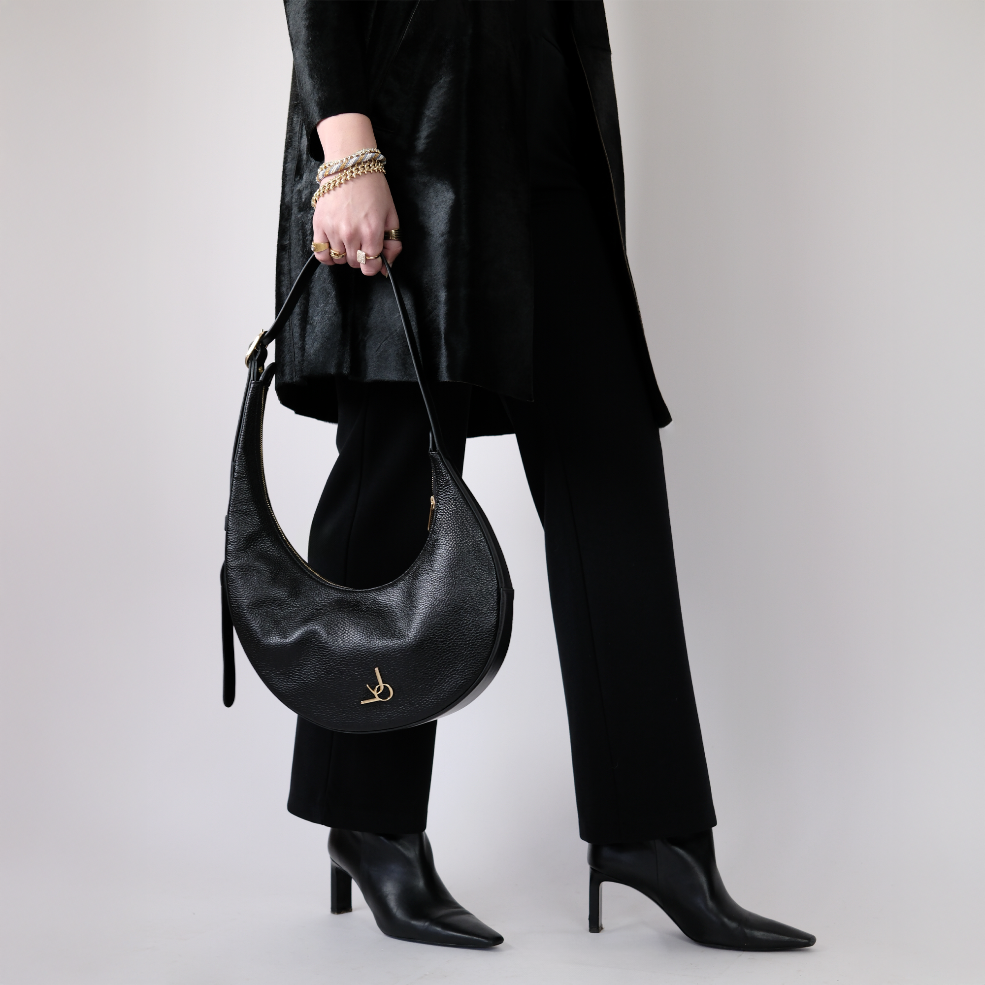 J01 Leather in Black